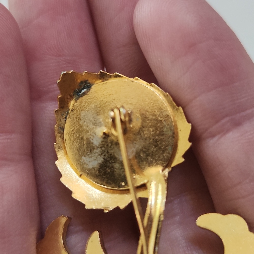 Elegant Damascene Flower Brooch With Pearl - Picture 3 of 5